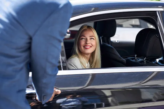 chauffeur vtc courtois a lille ouvrant porte à jeune femme